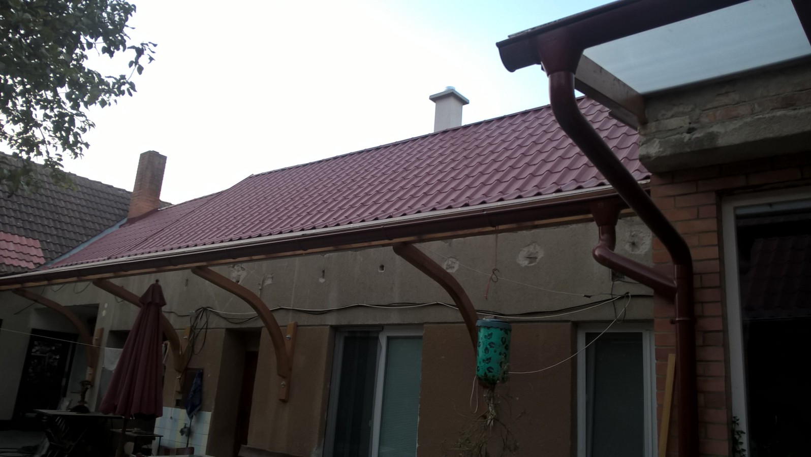 Nová střecha včetně vazby a obloukových přesahů